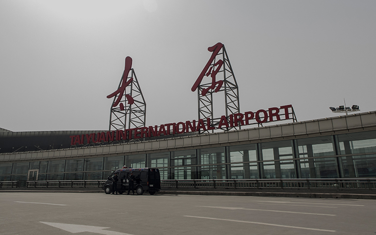 太原機(jī)場機(jī)庫大門、旗桿