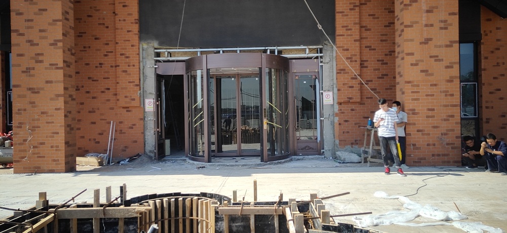 2020清徐仿銅旋轉門安裝現(xiàn)場